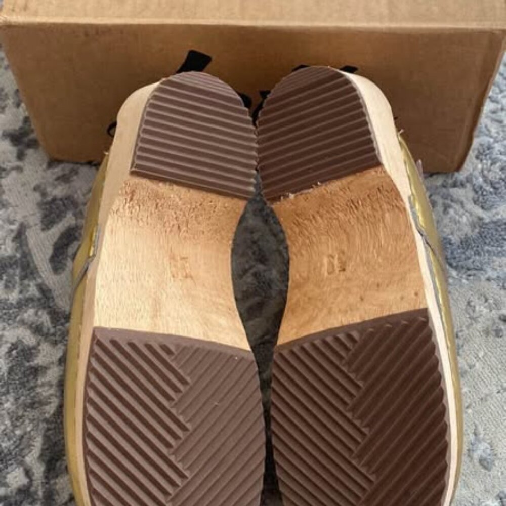 Gold Lotta Clogs, Size 8 - Picture 2 of 2